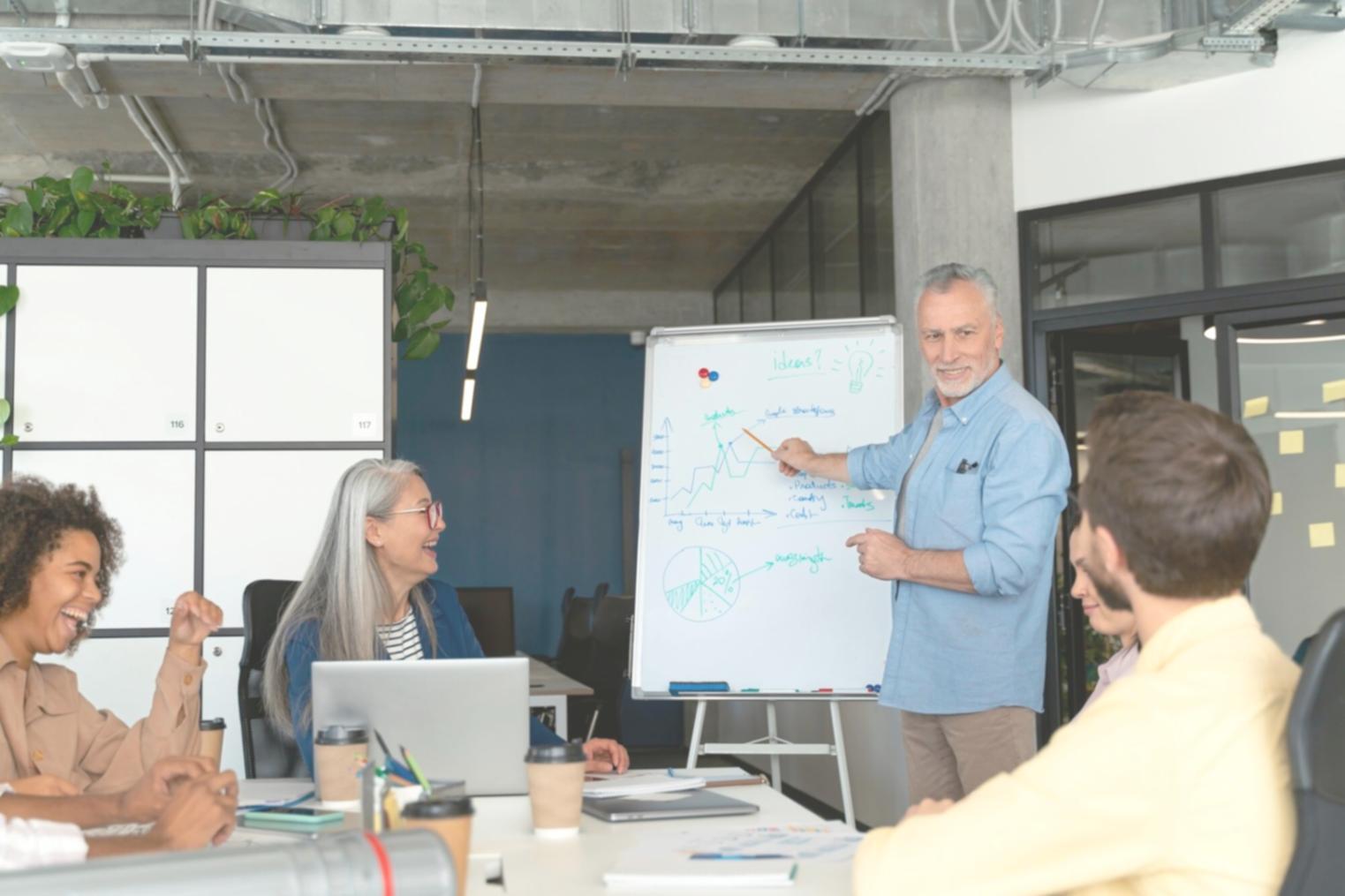 Professionnel travaillant sur des analyses financières complexes